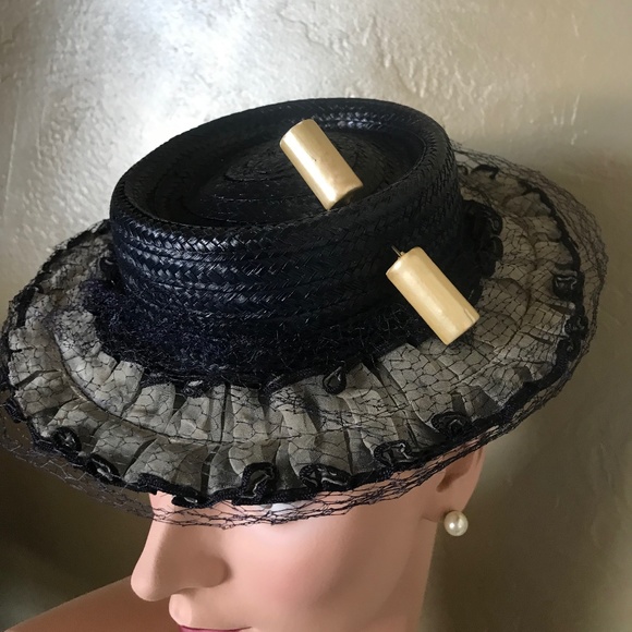 CHIC 1930s\' BLACK STRAW TILT FEDORA -CREME FABRIC TRIM, BAKELITE ORNAMENT & VEIL main image 6